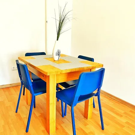 T11 Downtown Apartman *